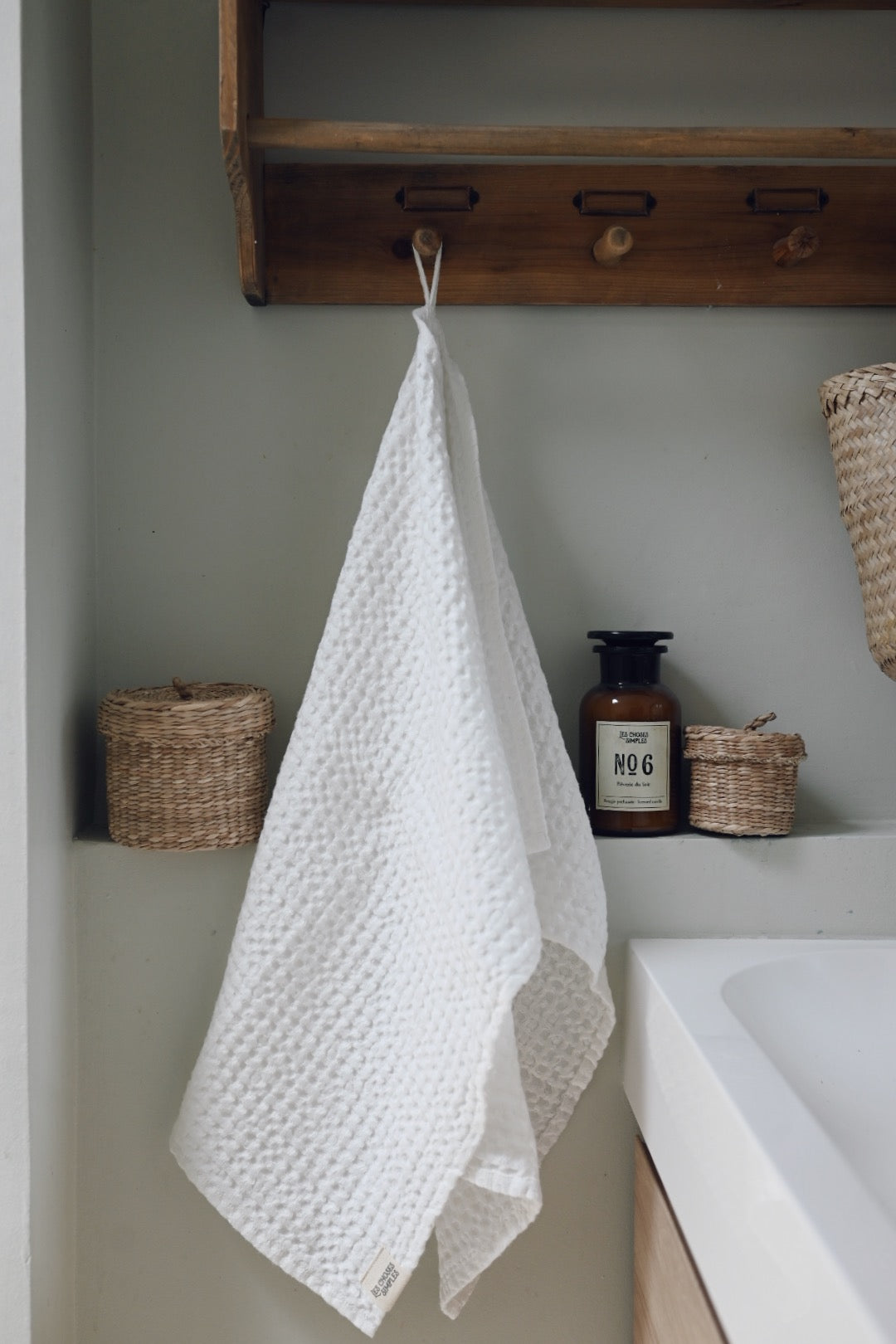 "Les Choses Simples" Bath Towel - White.